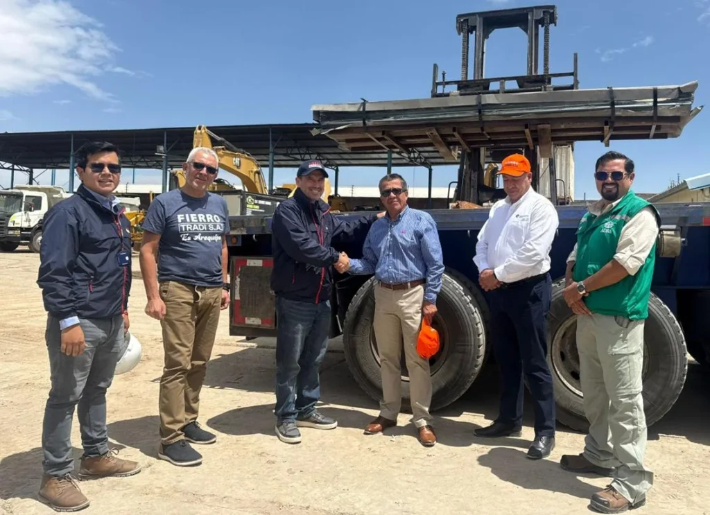 Gerencia de Tradi - dona 80 toneladas de acero en Arequipa